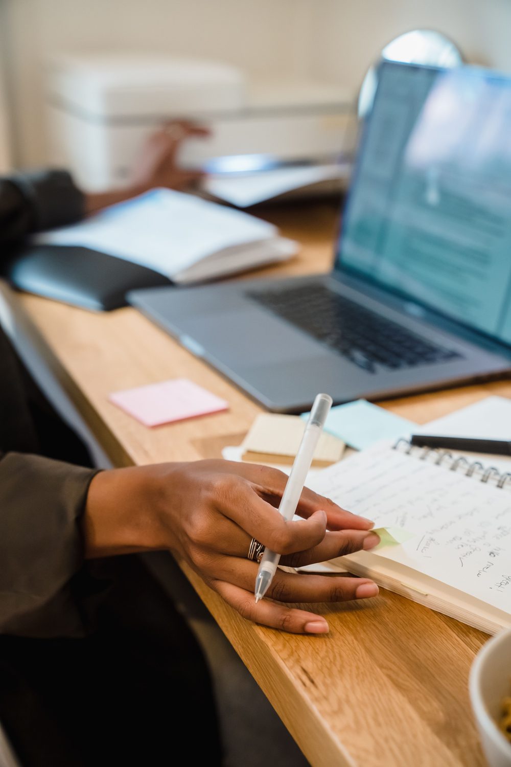 Une femme relit des documents à son bureau